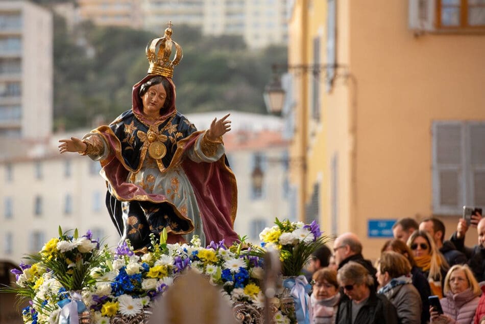 Les traditions corses : fêtes locales et marchés à découvrir